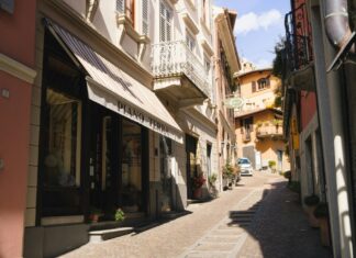 Immobili d’impresa, compravendite in crescita nel 2025 negozi-immobili-commerciali-strada-italiana