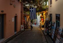 Grecia: 2,4 milioni di insolventi sulla strada della ripresa small-business-greece shop