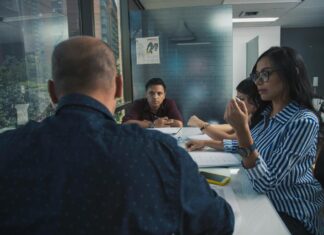 Trend: cresce l’utilizzo dell’AI tra le PMI a livello globale small-business-team-working-office