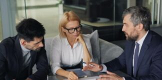 Analisti finanziari esaminano strategie di investimento globali e asset allocation