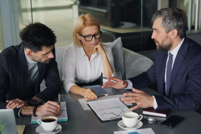Analisti finanziari esaminano strategie di investimento globali e asset allocation