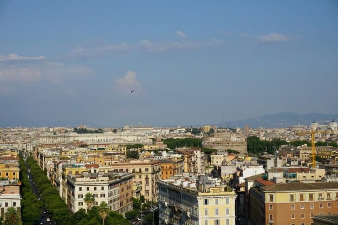 Edifici residenziali italiani e andamento positivo del mercato immobiliare nel 2025