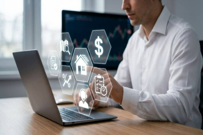 Uomo consulta online offerte di mutuo casa tramite strumenti digitali e AI