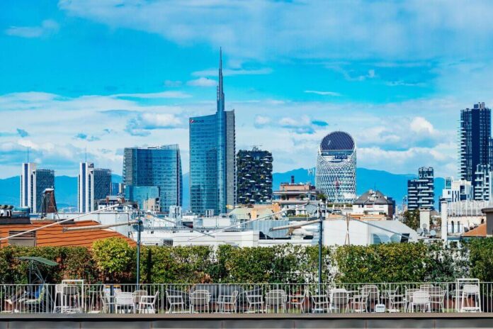 Skyline del distretto finanziario di Milano, simbolo degli investimenti nel commercial real estate italiano.