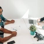 Accesso al credito nati all’estero: mutui e BNPL in crescita nel rapporto Experian di maggio 2026 Famiglia di origine straniera durante la richiesta di un mutuo presso un istituto finanziario in Italia.