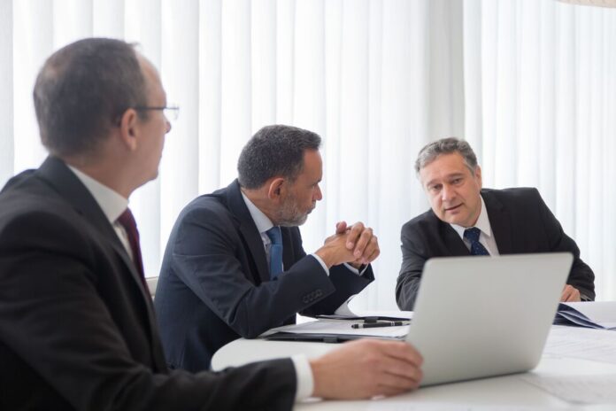 Team di gestione investimenti durante l’analisi di un fondo di credito strutturato.
