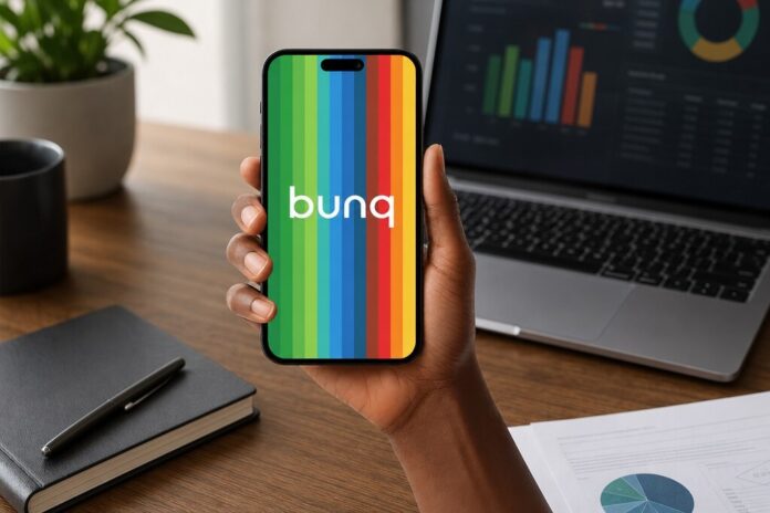 Smartphone con app di banca digitale Bunq, simbolo del nuovo IBAN locale introdotto in Italia.