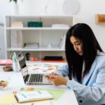Cina: oltre 100 milioni di persone non riescono a rimborsare i prestiti Persone in Cina utilizzano smartphone per servizi di pagamento e credito digitale