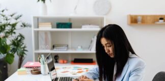 Persone in Cina utilizzano smartphone per servizi di pagamento e credito digitale