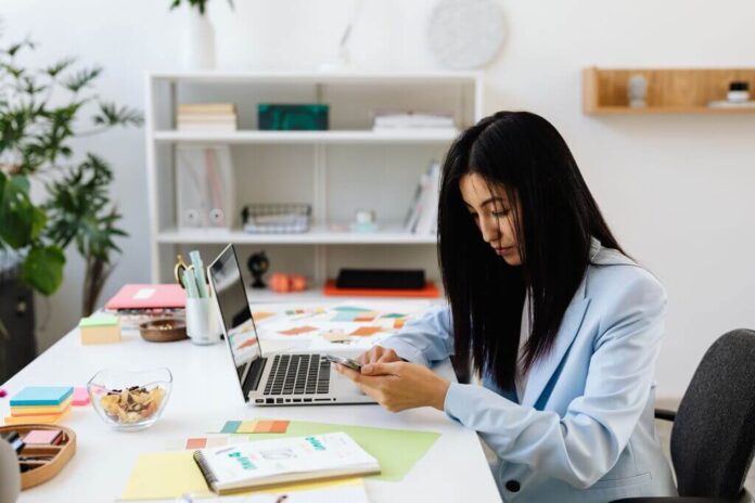 Persone in Cina utilizzano smartphone per servizi di pagamento e credito digitale