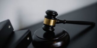 Martelletto da giudice su documenti legali, simbolo di una sentenza della Cassazione su fallimento e fusione societaria.