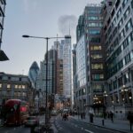 Insolvenze imprese Regno Unito: cresce la pressione sul credito commerciale nel 2026 Skyline finanziario di Londra con focus sui rischi di insolvenza delle imprese e sul credito commerciale.