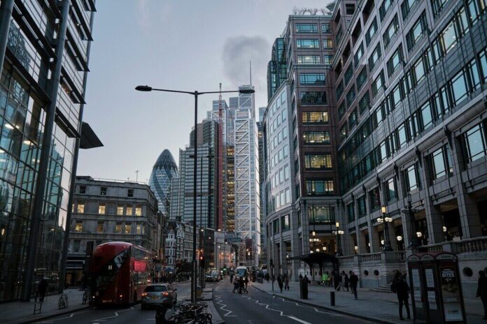 Skyline finanziario di Londra con focus sui rischi di insolvenza delle imprese e sul credito commerciale.