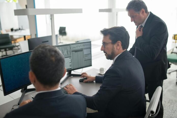 Manager finanziari analizzano rischi e contenziosi nel mercato del private credit statunitense.
