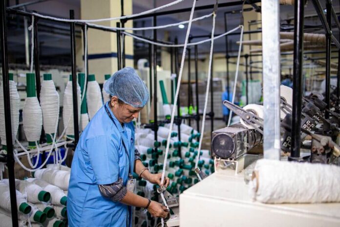 Stabilimento Natuzzi produzione divani con segnali di riorganizzazione industriale