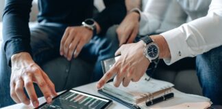 Consulente finanziario analizza investimenti e patrimoni in un contesto di crescita della ricchezza globale.