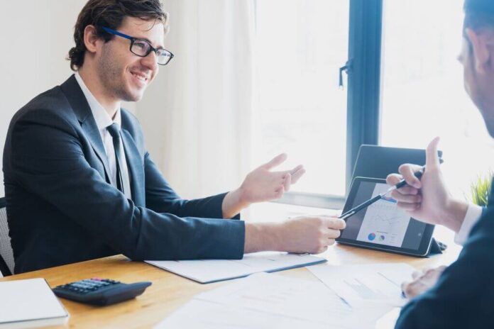 Consulente finanziario assiste una PMI nell’accesso al credito tramite strumenti di garanzia.