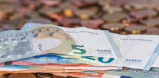 Banconote e monete in euro a rappresentare la crescita del ruolo internazionale della valuta europea.
