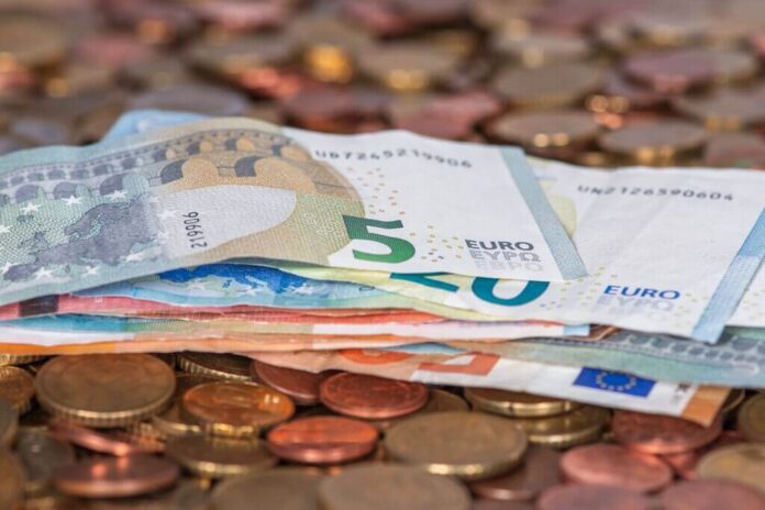 Banconote e monete in euro a rappresentare la crescita del ruolo internazionale della valuta europea.