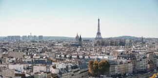 Panorama urbano di Parigi che rappresenta l'andamento dei fallimenti d'impresa in Francia
