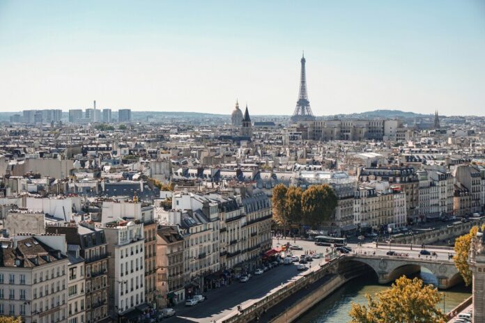Panorama urbano di Parigi che rappresenta l'andamento dei fallimenti d'impresa in Francia