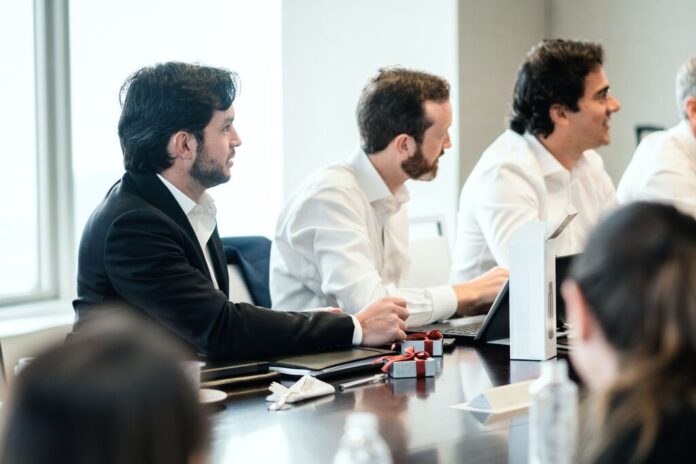 Manager di Coller Capital e Cherry Bank durante una partnership sul private credit secondario.