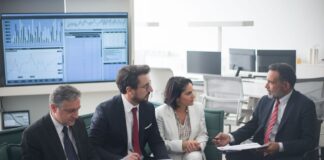 Riunione tra consulenti e imprenditori sulla composizione negoziata della crisi d'impresa.