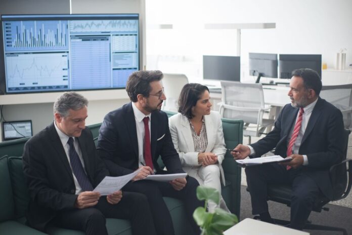 Riunione tra consulenti e imprenditori sulla composizione negoziata della crisi d'impresa.