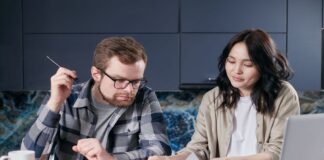 Famiglia valuta una richiesta di credito al consumo.