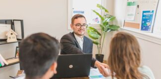Una coppia dal consulente per la richiesta di un mutuo immobiliare nel primo semestre 2026.