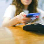 Euro digitale, la BCE seleziona 36 provider per il progetto pilota: otto gli operatori italiani coinvolti Pagamento digitale con smartphone a rappresentare il progetto pilota dell'euro digitale della BCE.