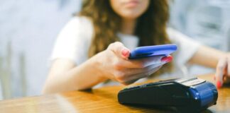 Pagamento digitale con smartphone a rappresentare il progetto pilota dell'euro digitale della BCE.
