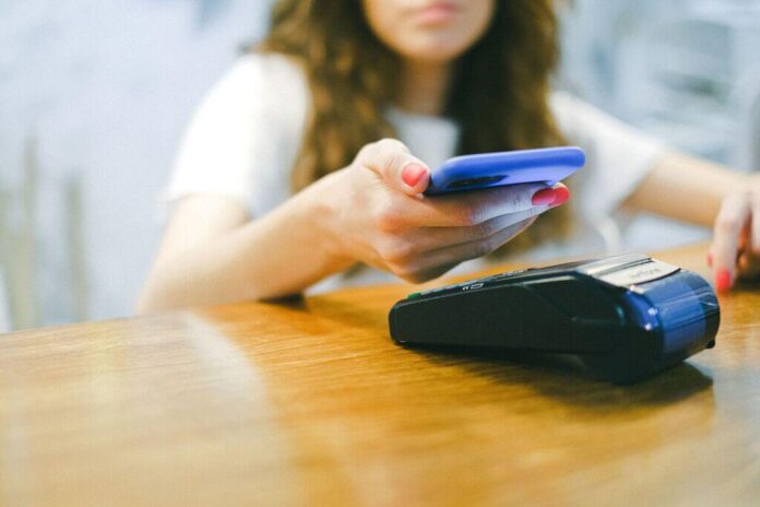 Pagamento digitale con smartphone a rappresentare il progetto pilota dell'euro digitale della BCE.
