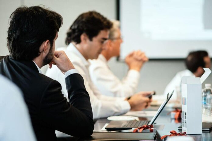Manager analizzano gli effetti della geopolitica sulle strategie e sugli investimenti delle imprese.