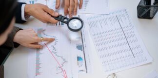 Grafico finanziario che rappresenta la K-shaped recovery e l'andamento divergente delle imprese.