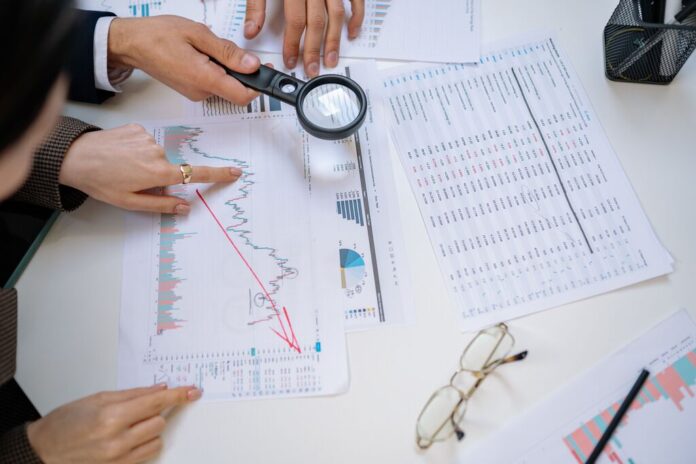 Grafico finanziario che rappresenta la K-shaped recovery e l'andamento divergente delle imprese.