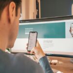 Neobanche, per S&P il ricambio generazionale della ricchezza può sostenere la crescita del settore Giovane cliente utilizza un'app di digital banking per la gestione degli investimenti e del patrimonio