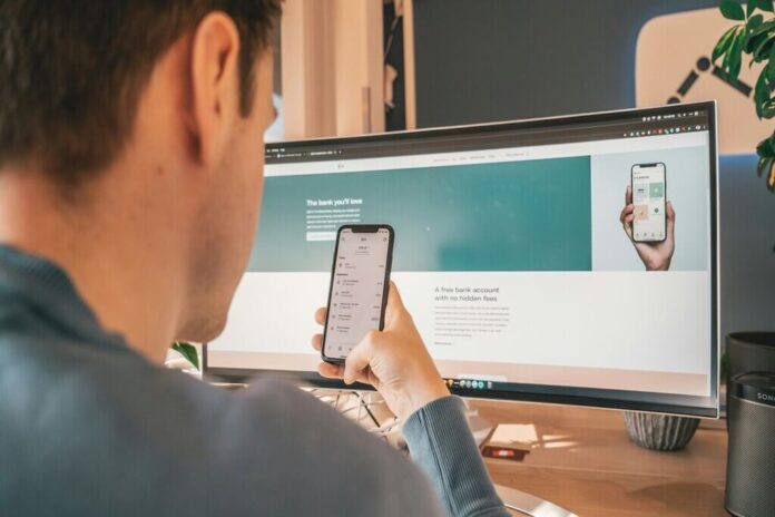 Giovane cliente utilizza un'app di digital banking per la gestione degli investimenti e del patrimonio