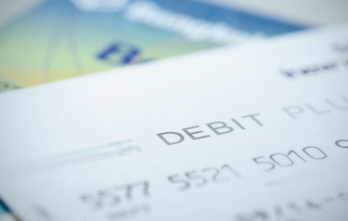 Immagine con testo DEBIT