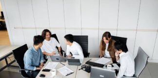 Lavoro, 539mila assunzioni previste a ottobre: crescono turismo e agricoltura Lavoratori in azienda durante le assunzioni previste in Italia a ottobre 2026