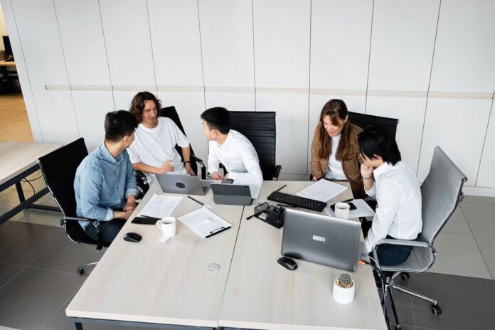 Lavoratori in azienda durante le assunzioni previste in Italia a ottobre 2026