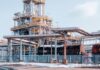 Europa: con il caro petrolio rischio di una crisi di liquidità per le imprese, dice Scope Ratings Raffineria petrolifera con impianti di lavorazione del greggio