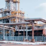 Europa: con il caro petrolio rischio di una crisi di liquidità per le imprese, dice Scope Ratings Raffineria petrolifera con impianti di lavorazione del greggio