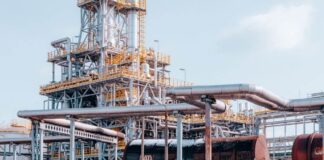 Raffineria petrolifera con impianti di lavorazione del greggio
