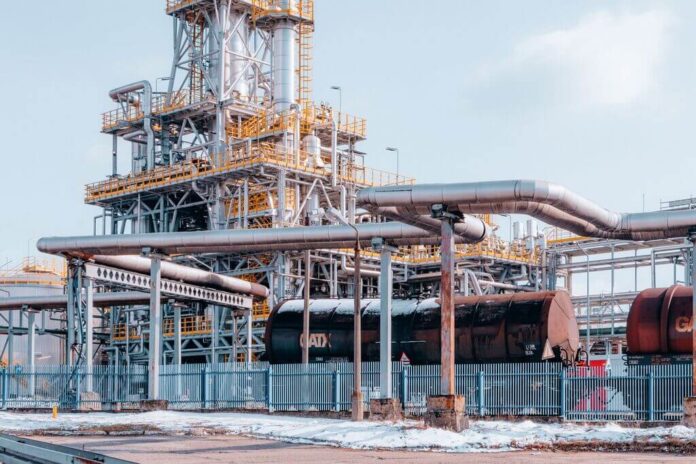 Raffineria petrolifera con impianti di lavorazione del greggio