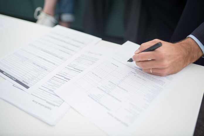 Documenti legali relativi all’esdebitazione del debitore incapiente e alla disciplina fiscale dell’imposta di registro.