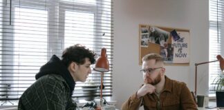 Giovani imprenditori al lavoro in una piccola impresa del terziario in Italia.