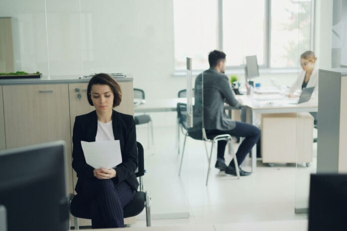 Lavoratori in azienda durante attività produttive e operative in un'impresa italiana