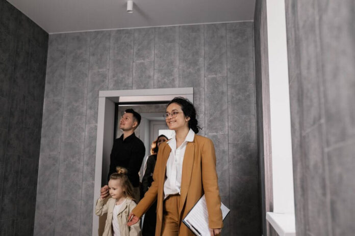 Giovani coppie e famiglie alla ricerca di una casa nel mercato immobiliare italiano
