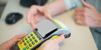 Pagamenti digitali, raddoppiano le operazioni in quattro anni Cliente effettua un pagamento digitale con carta di debito su terminale Pos.